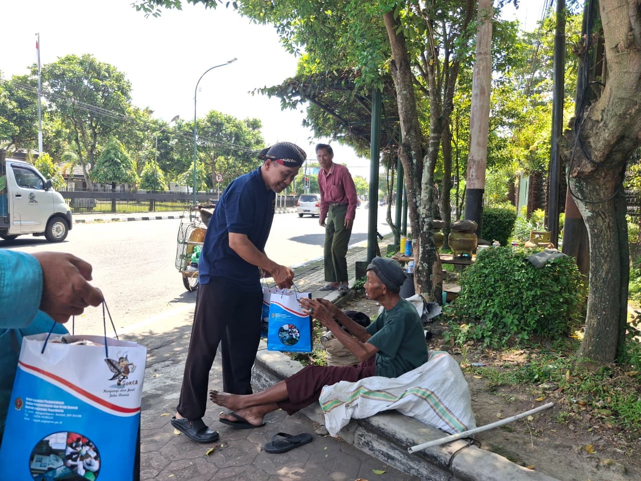 news-Penyaluran Infaq Jumat Berkah Balai Layanan Perpustakaan DPAD DIY